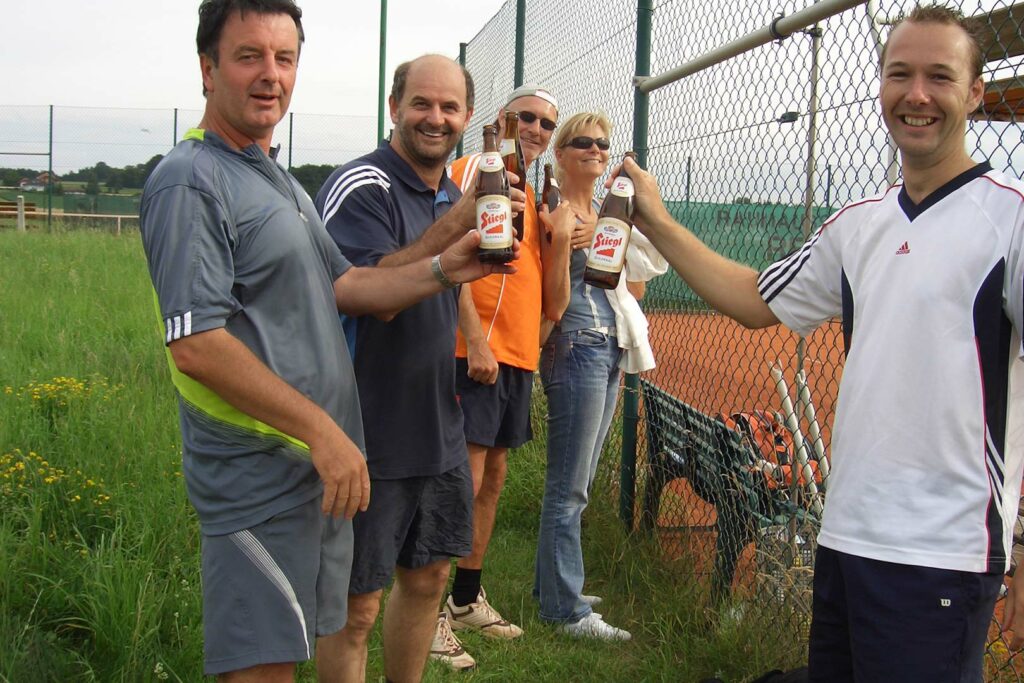 Anstossen nach dem Tennisspiel