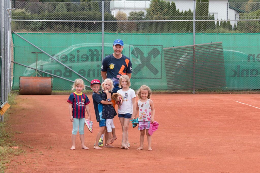 Harry beim Tennistraining mit den Kids