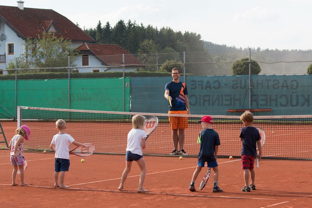 Flo beim Tennistraining mit den Kids