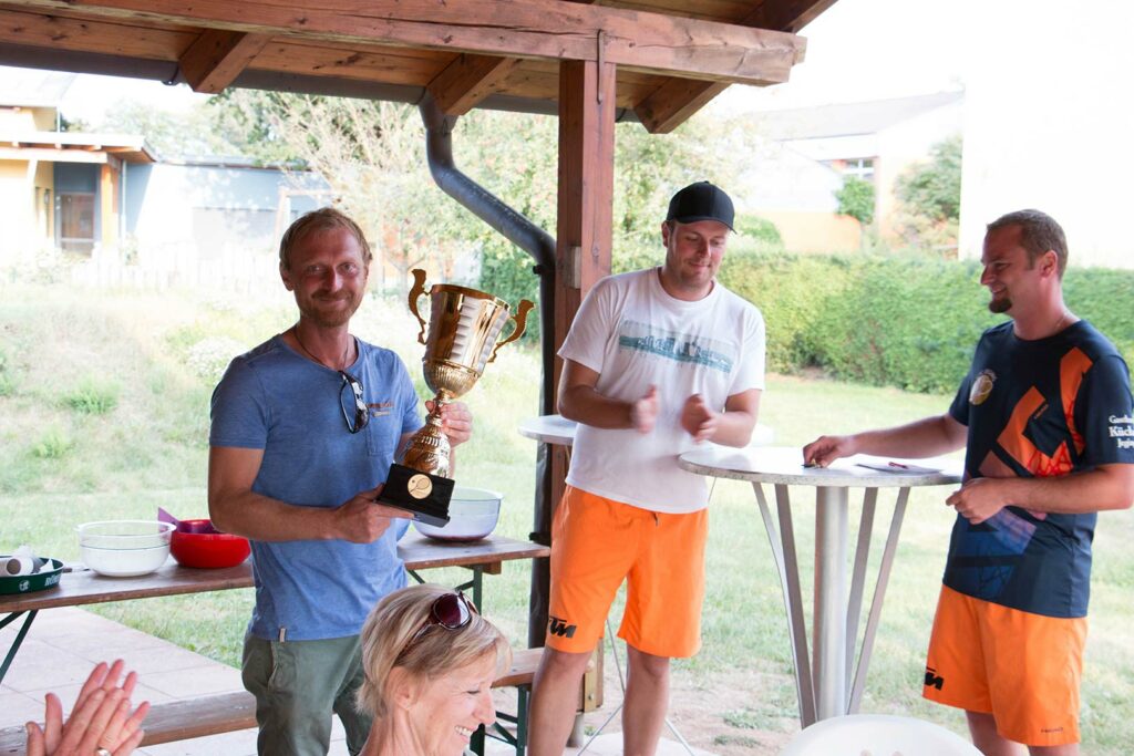 Martin mit dem Pokal in der Hand