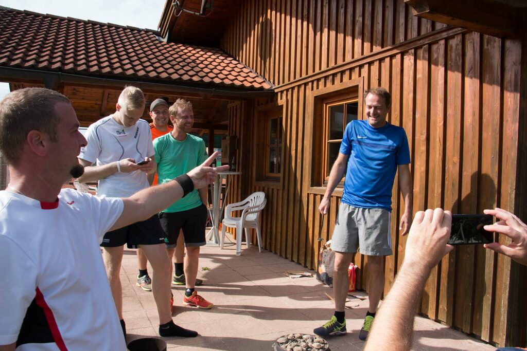 Toni beim Vorbereiten des Essens