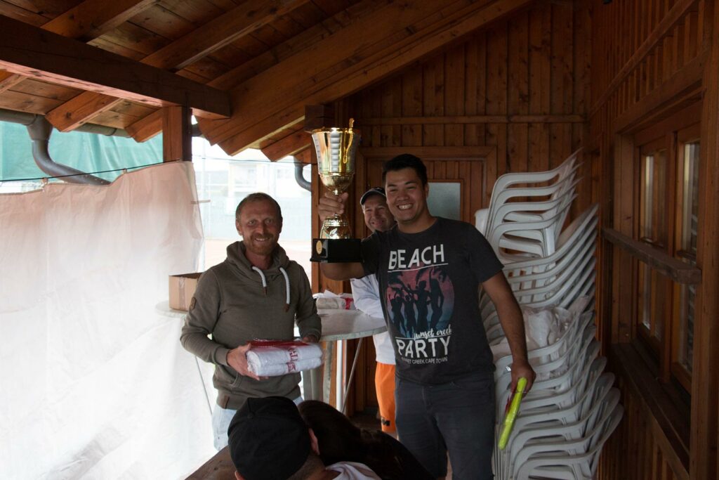 Francisco Remta mit dem Pokal in der Hand