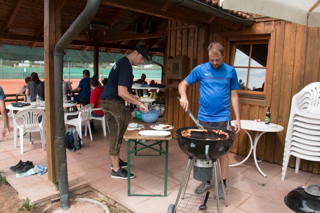 Toni beim Grillen und Franz am Buffet